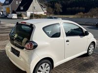 Gebraucht Toyota Aygo Basis 68 PS (50 kW) 2013 Weiß Kleinwagen