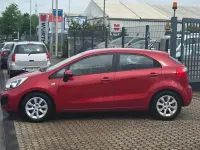 Gebraucht Kia Rio Attract 86 PS (63 kW) 2014 Rot Limousine