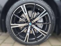 Neu BMW 550e M Sport 489 PS (359 kW) 2025 Saphirschwarz metallic Kombi