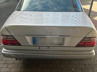 Gebraucht Mercedes E200 136 PS (100 kW) 1994 Silber Limousine