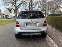 Gebraucht Mercedes ML320 224 PS (164 kW) 2007 Silber SUV