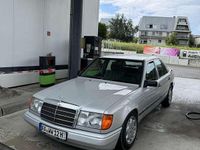 Gebraucht Mercedes E230 132 PS (97 kW) 1989 Silber Limousine