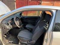Używany Ford Fiesta 59 KM (43 kW) 2004 Srebrny Hatchback
