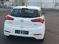 Gebraucht Hyundai i20 Classic 75 PS (55 kW) 2016 Weiß Limousine