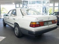 Gebraucht Mercedes E230 136 PS (100 kW) 1985 Weiß Limousine