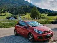 Używany Kia Rio 90 KM (66 kW) 2014 Czerwony Hatchback