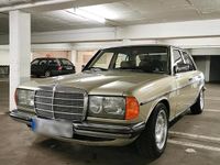Gebraucht Mercedes E230 136 PS (100 kW) 1982 Grün Limousine