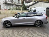 Gebraucht Volvo V60 Plus 197 PS (144 kW) 2025 Aurora silver / metallic Kombi