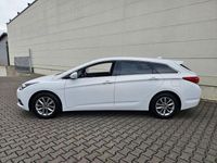 Gebraucht Hyundai i40 Trend 141 PS (103 kW) 2016 Creamy white / sol Kombi
