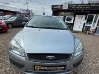 Gebraucht Ford Focus Ghia 101 PS (74 kW) 2005 Silber Limousine