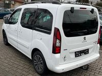 Gebraucht Peugeot TePee Active 99 PS (72 kW) 2016 Weiß SUV