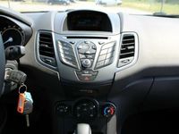 Gebraucht Ford Fiesta Trend 101 PS (74 kW) 2015 Weiß Kleinwagen