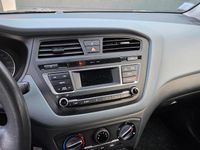 Gebraucht Hyundai i20 75 PS (55 kW) 2015 Blau Kleinwagen