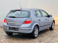 Gebraucht Opel Astra Selection 116 PS (85 kW) 2009 Lichtsilber Limousine