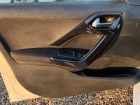 Gebraucht Peugeot 208 83 PS (61 kW) 2018 Weiß Kleinwagen