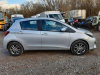 Gebraucht Toyota Yaris 99 PS (72 kW) 2015 Silber Kleinwagen