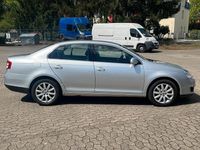 Używany VW Jetta 116 KM (85 kW) 2006 Srebrny Sedan/Limuzyna