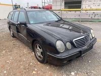 Gebraucht Mercedes E220 143 PS (105 kW) 2002 Schwarz Kombi
