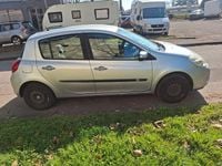 Gebraucht Renault Clio III Expression 75 PS (55 kW) 2010 Silber Limousine