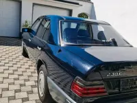 Gebraucht Mercedes E230 136 PS (100 kW) 1986 Blau Limousine