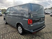 Gebraucht VW Transporter 90 PS (66 kW) 2024 Grau Van
