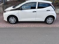 Gebraucht Toyota Aygo 69 PS (50 kW) 2016 Weiß Kleinwagen