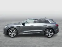 Gebraucht Audi Q8 e-tron S-Line 300 kW (408 PS) 2023 Daytonagrau perleffekt SUV