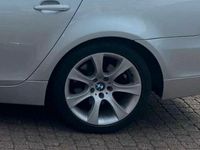 Gebraucht BMW 525 163 PS (119 kW) 2005 Silber Kombi