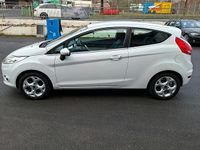 Gebraucht Ford Fiesta Titanium 97 PS (71 kW) 2011 Weiß Kleinwagen