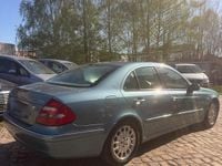 Usata Mercedes E220 150 CV (110 kW) 2002 Blu Berlina