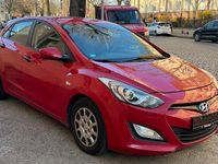 Gebraucht Hyundai i30 Trend 99 PS (72 kW) 2013 Rot Limousine