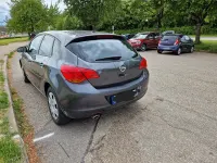 Usado Opel Astra Edition 140 HP (102 kW) 2011 Cinzento Sedan