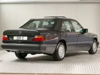 Używany Mercedes E220 150 KM (110 kW) 1993 Czarny Sedan/Limuzyna