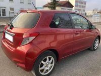 Gebraucht Toyota Yaris 69 PS (50 kW) 2013 Rot Limousine