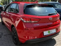 Gebraucht Hyundai i30 99 PS (72 kW) 2018 Rot Limousine
