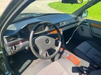 Używany Mercedes E230 132 KM (97 kW) 1992 Czarny Sedan/Limuzyna
