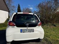 Gebraucht Toyota Aygo 68 PS (50 kW) 2013 Weiß Kleinwagen