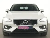 Gebraucht Volvo V60 CC Pro 250 PS (183 kW) 2022 Crystal white Kombi