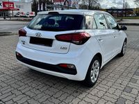 Gebraucht Hyundai i20 Select 84 PS (61 kW) 2019 Weiß Kleinwagen