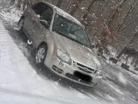 Używany Kia Cerato 98 KM (72 kW) 2005 Złoty Sedan/Limuzyna