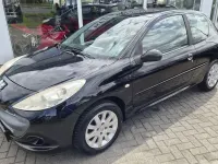 Gebraucht Peugeot 206+ Basis 75 PS (55 kW) 2009 Noir perla nera Kleinwagen