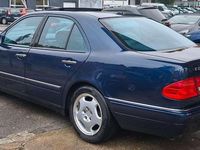 Gebraucht Mercedes E240 170 PS (125 kW) 1998 Blau Limousine