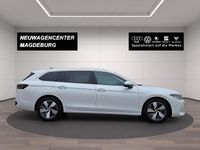 Gebraucht VW Passat Elegance 150 PS (110 kW) 2025 Oryxweiß perlmutteffekt Kombi