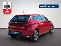Gebraucht Hyundai i20 84 PS (61 kW) 2022 Dragon red metallic Kleinwagen