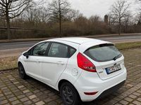 Gebraucht Ford Fiesta 60 PS (44 kW) 2012 Weiß Kleinwagen