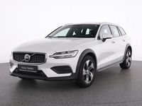 Gebraucht Volvo V60 CC Plus 197 PS (144 kW) 2023 Weiss crystal white pearl / me Kombi