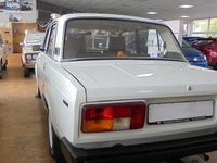 Second-hand Lada 2105 65 CP (47 kW) 1987 Alb Berlinǎ