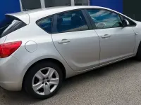 Używany Opel Astra 140 KM (102 kW) 2012 Srebrny Sedan/Limuzyna