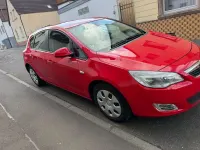 Używany Opel Astra Innovation 101 KM (74 kW) 2011 Czerwony Sedan/Limuzyna