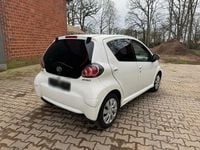 Gebraucht Toyota Aygo 69 PS (50 kW) 2014 Weiß Kleinwagen
